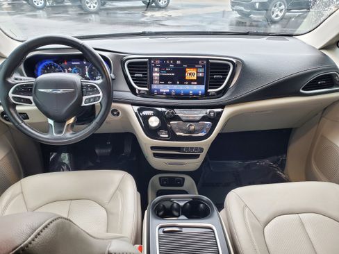 Used 2021 Chrysler Pacifica Touring-L image 28