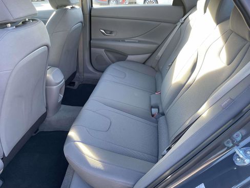 Certified 2025 Hyundai Elantra SE image 9