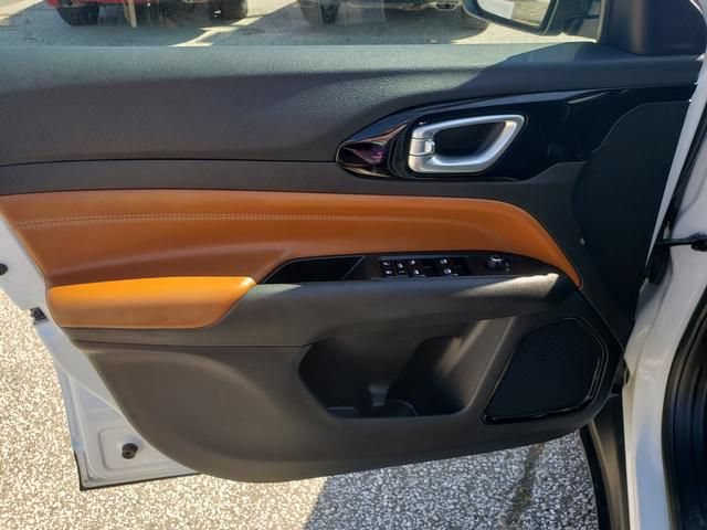 Used 2025 Jeep Compass Limited AWD/4WD image 11