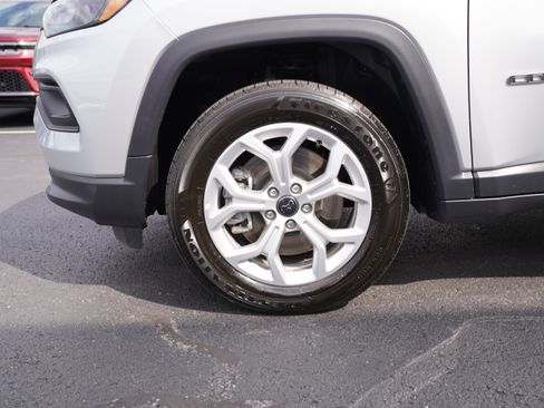 Used 2025 Jeep Compass Latitude w/ Sun & Sound Group AWD/4WD image 14
