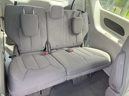 Used 2020 Chrysler Pacifica Touring w/ Advanced Safetytec Group FWD image 44