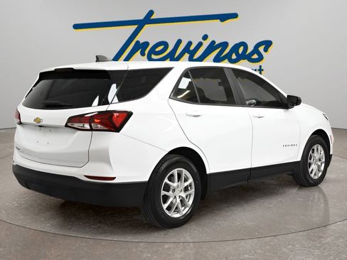 Used 2022 Chevrolet Equinox LS w/ LS Convenience Package FWD image 2