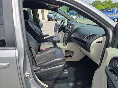 Used 2019 Dodge Grand Caravan SXT image 12