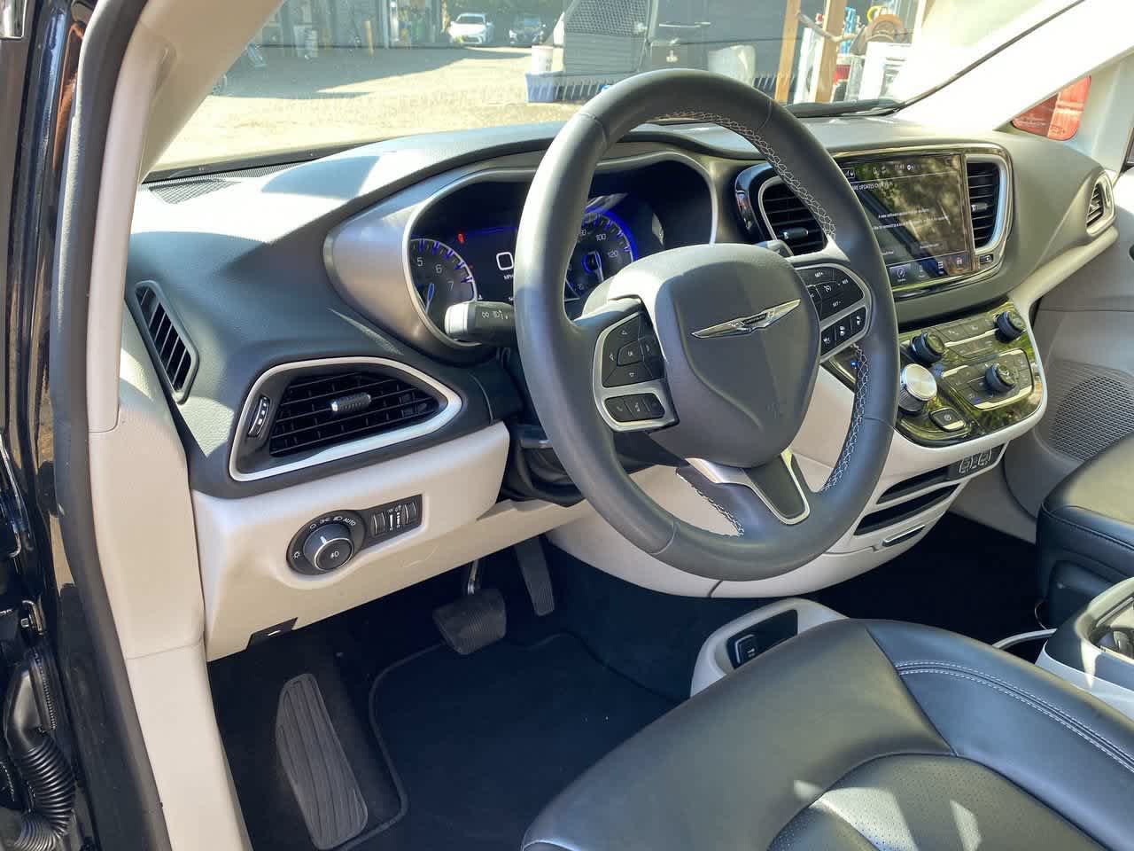 Used 2023 Chrysler Pacifica Touring-L FWD image 2