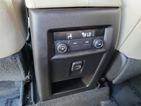 Used 2022 Chevrolet Traverse LS image 19