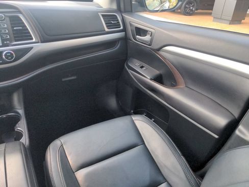 Used 2016 Toyota Highlander XLE AWD/4WD image 16