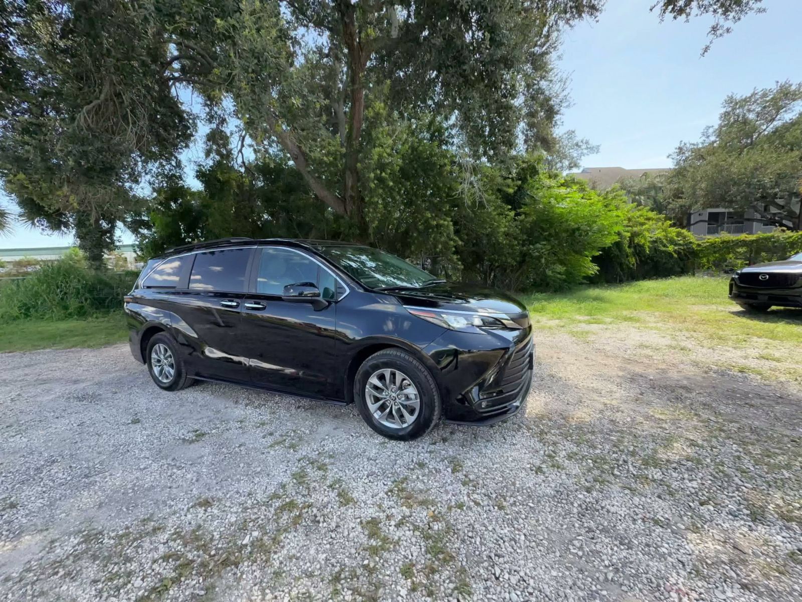 Used 2025 Toyota Sienna XLE FWD image 2