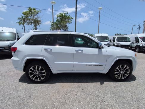 Used 2018 Jeep Grand Cherokee Overland RWD image 4