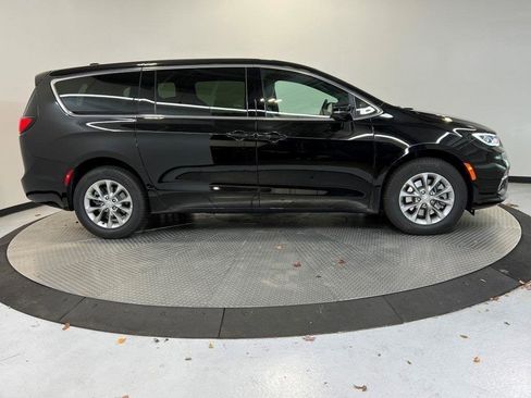 New 2026 Chrysler Pacifica Select image 2