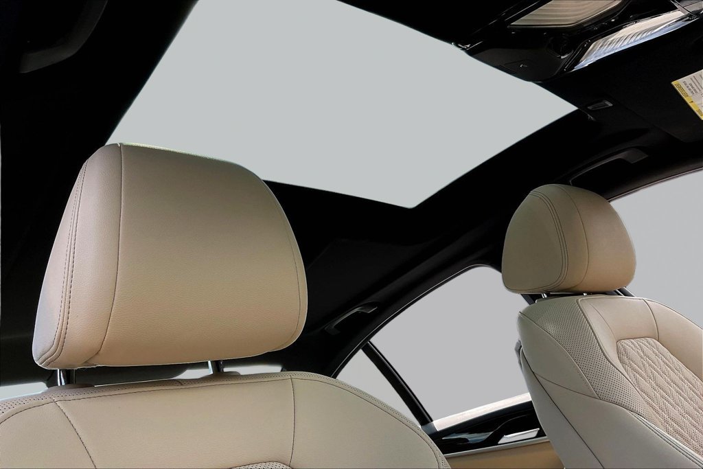 Used 2022 BMW 540i w/ Premium Package RWD image 26