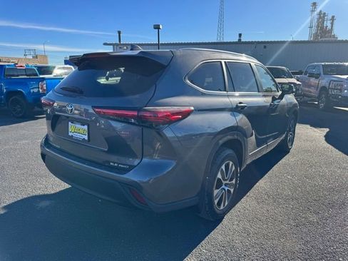Used 2023 Toyota Highlander XLE image 3
