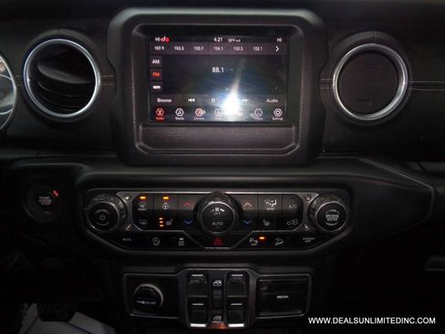 Used 2018 Jeep Wrangler Unlimited Sahara AWD/4WD image 12