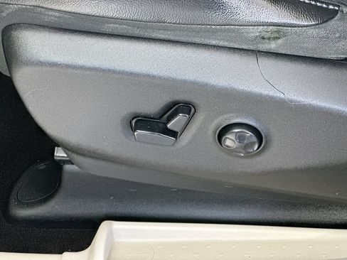 Used 2018 Chrysler Pacifica Touring-L FWD image 21