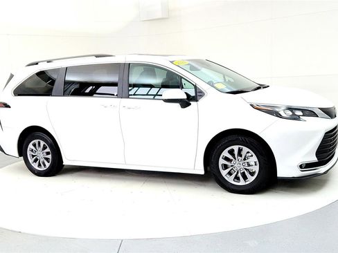 Certified 2024 Toyota Sienna XLE image 7