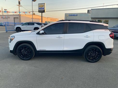 Used 2022 GMC Terrain SLE w/ Elevation Edition image 8