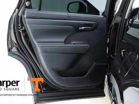 Used 2020 Toyota Highlander XLE AWD/4WD image 17