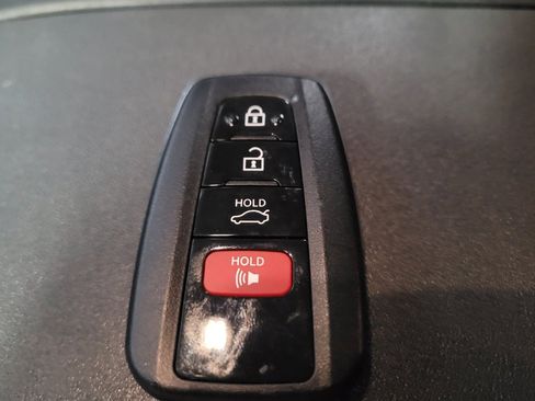 Used 2022 Toyota Highlander XLE FWD image 32