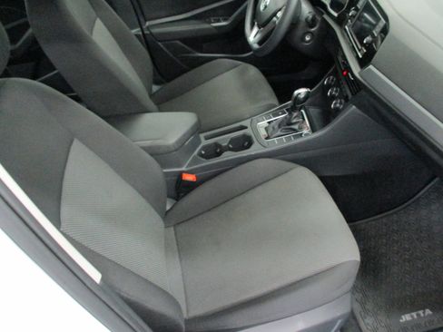 Used 2021 Volkswagen Jetta SE image 12