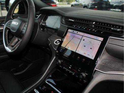 New 2025 Jeep Grand Cherokee Limited w/ Black Appearance Package image 31