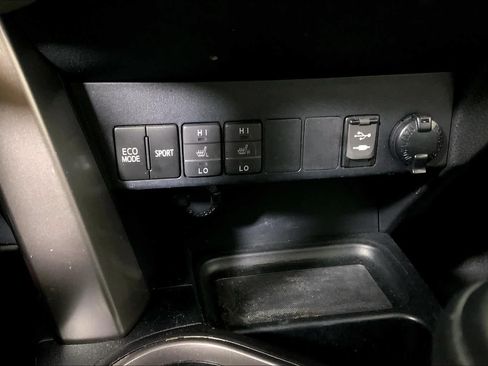 Used 2018 Toyota RAV4 XLE AWD/4WD image 35