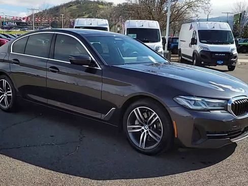 Used 2022 BMW 530i xDrive w/ Premium Package image 2