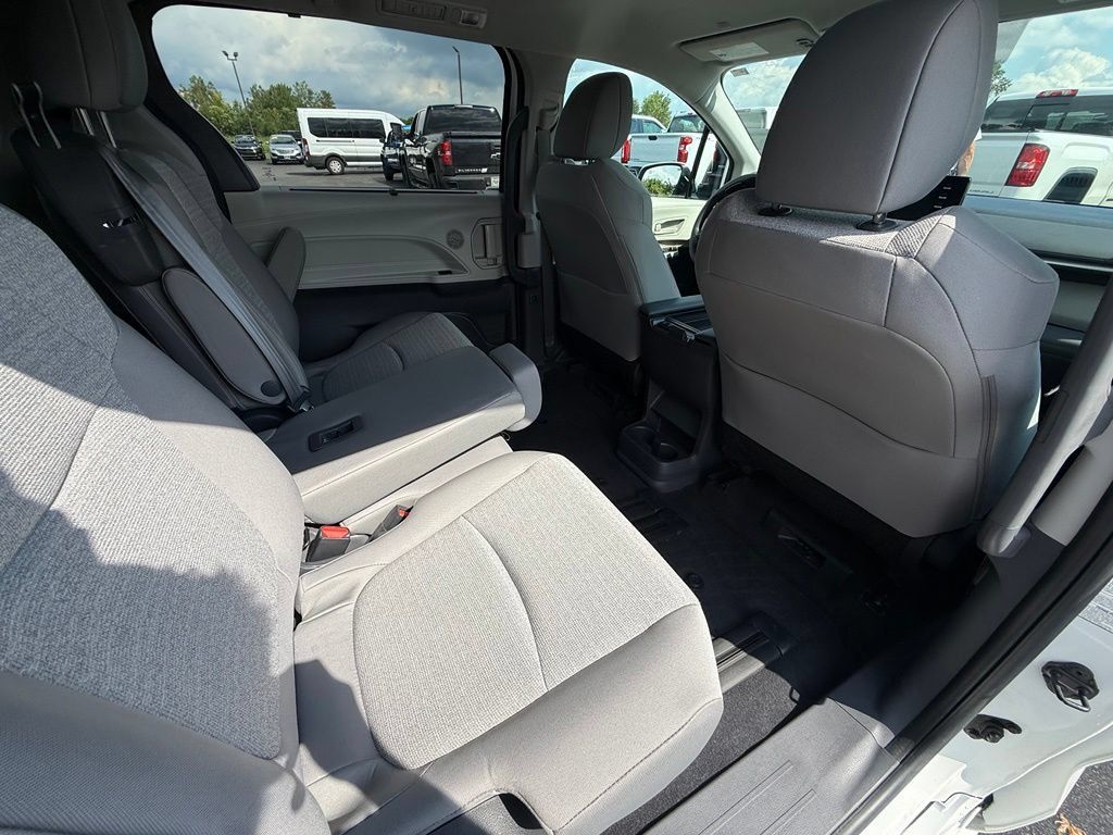 Used 2024 Toyota Sienna LE AWD/4WD image 19