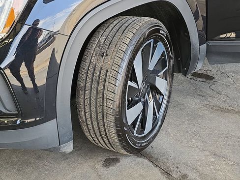 Used 2024 Volkswagen Atlas Cross Sport SE image 33