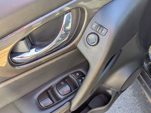 Used 2020 Nissan Rogue SV image 15