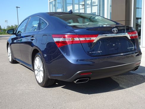 Used 2015 Toyota Avalon Limited w/ Technology Package FWD image 3