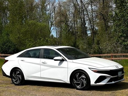 Certified 2025 Hyundai Elantra SEL FWD image 1