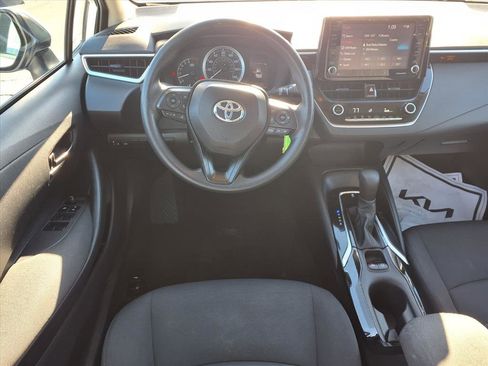 Used 2022 Toyota Corolla LE image 4
