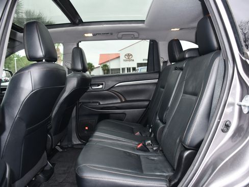 Used 2017 Toyota Highlander Limited Platinum image 18