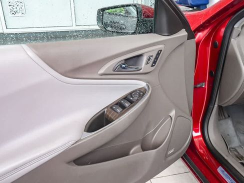 Used 2018 Chevrolet Malibu Premier w/ Premier Sun and Wheel Package FWD image 27