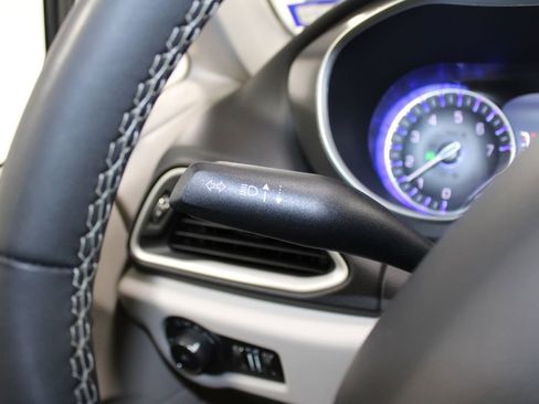 Used 2024 Chrysler Pacifica Touring-L image 38