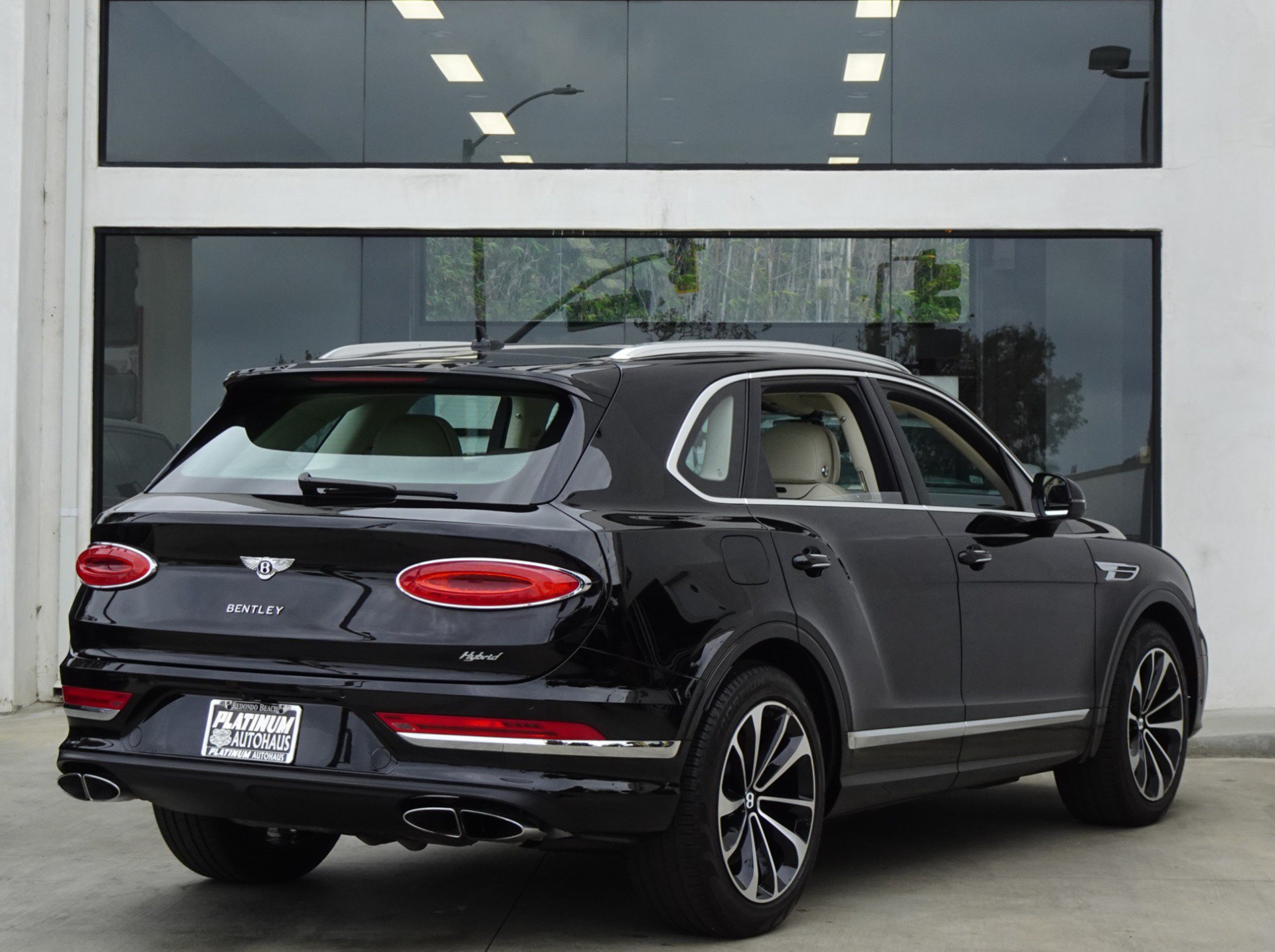 Used 2023 Bentley Bentayga Plug-In Hybrid AWD/4WD image 7