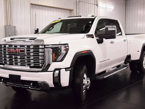 Used 2025 GMC Sierra 3500 Denali w/ Denali Reserve Package AWD/4WD image 3
