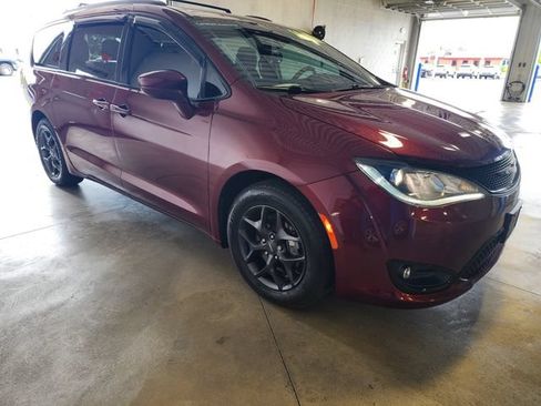 Used 2019 Chrysler Pacifica Touring-L w/ S Appearance Package FWD image 6