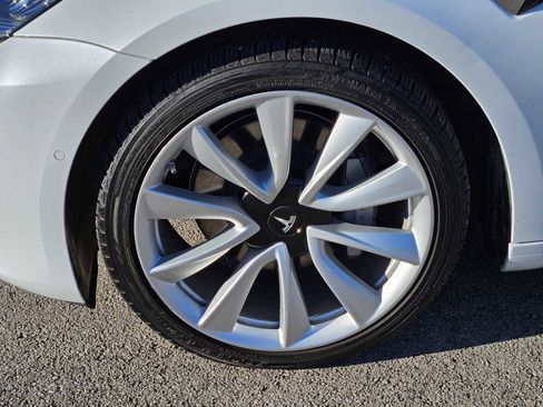 Used 2018 Tesla Model 3 Long Range image 9