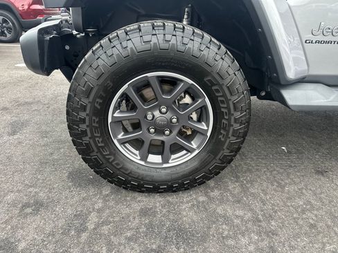 Used 2020 Jeep Gladiator Overland image 12
