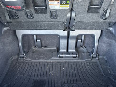 Used 2025 Toyota Sienna Limited image 17