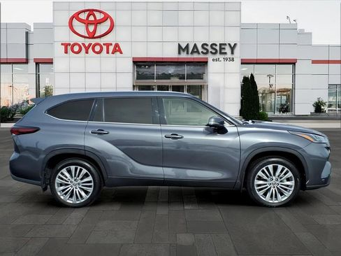 Used 2024 Toyota Highlander Platinum image 2