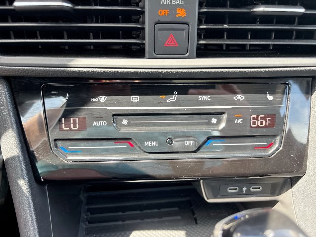 Used 2025 Volkswagen Jetta SE FWD image 18