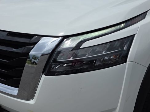 Used 2024 Nissan Pathfinder SV FWD image 30