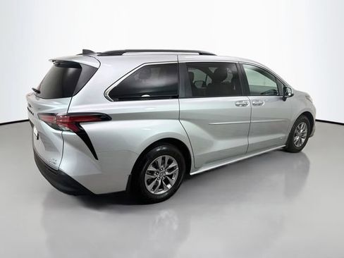 Used 2021 Toyota Sienna XLE w/ XLE Plus Package FWD image 7