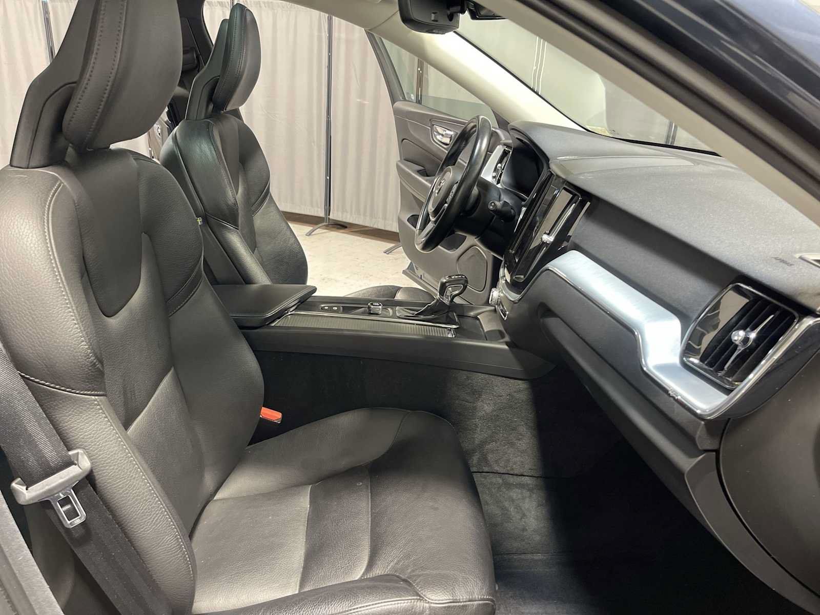 Used 2018 Volvo XC60 T5 Momentum w/ Vision Package AWD/4WD image 14