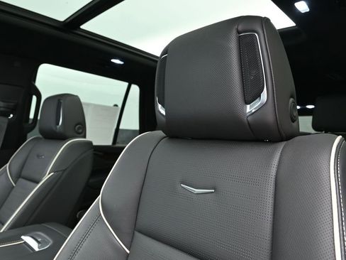 Used 2023 Cadillac Escalade Premium Luxury w/ Performance Package image 16