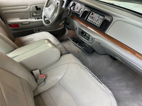 Used 2002 Ford Crown Victoria LX RWD image 15