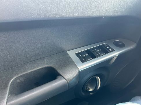 Used 2008 Jeep Commander Sport AWD/4WD image 26