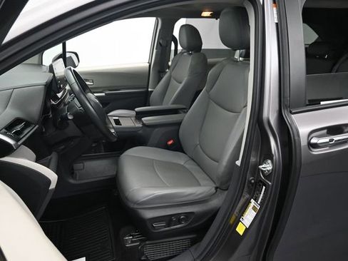 Used 2024 Toyota Sienna XLE image 11
