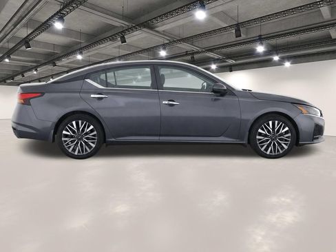 Used 2024 Nissan Altima 2.5 SV FWD image 8